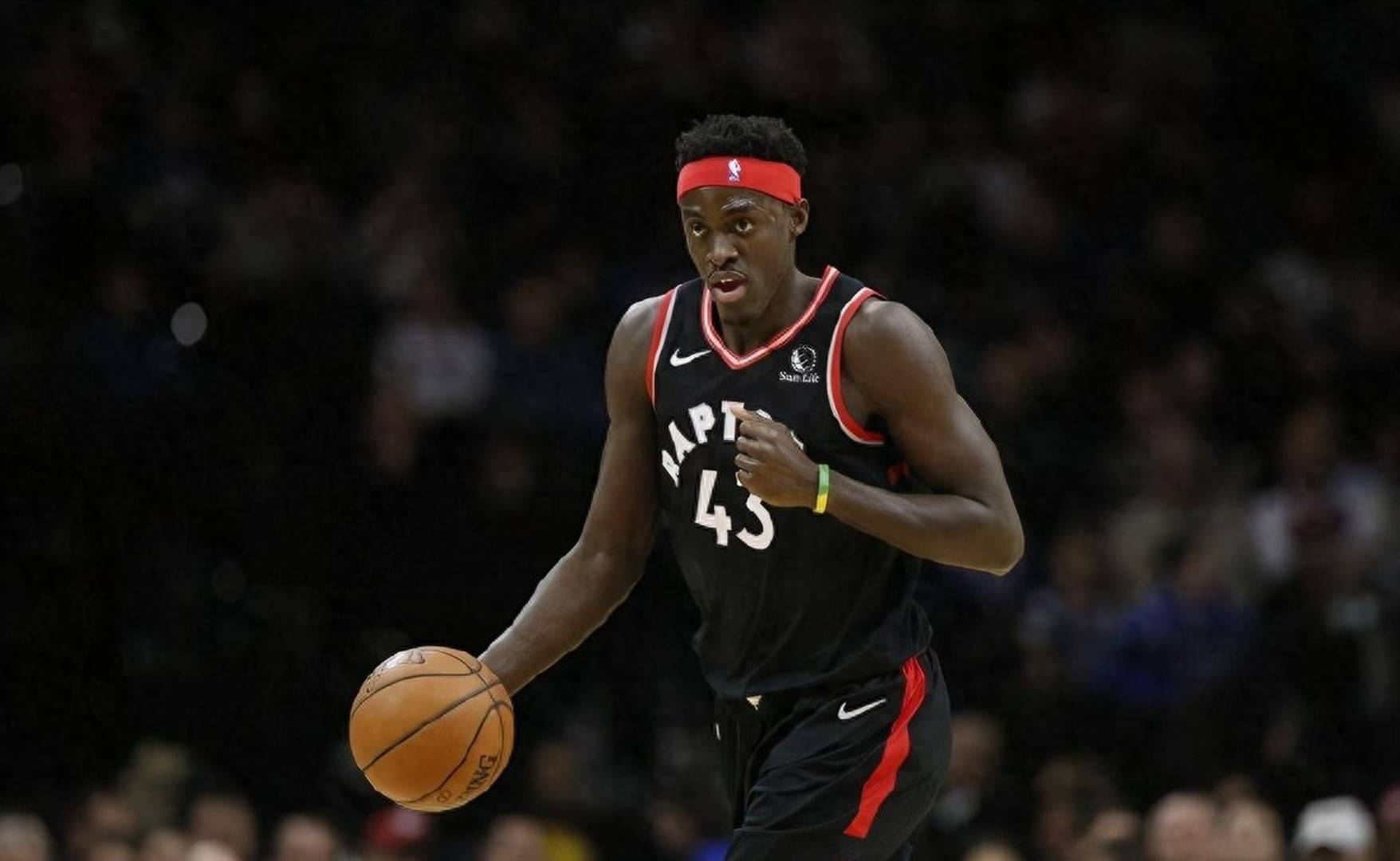 开云-西亚卡姆迎来十五赛季出色发挥，老鹰观众热烈欢呼！